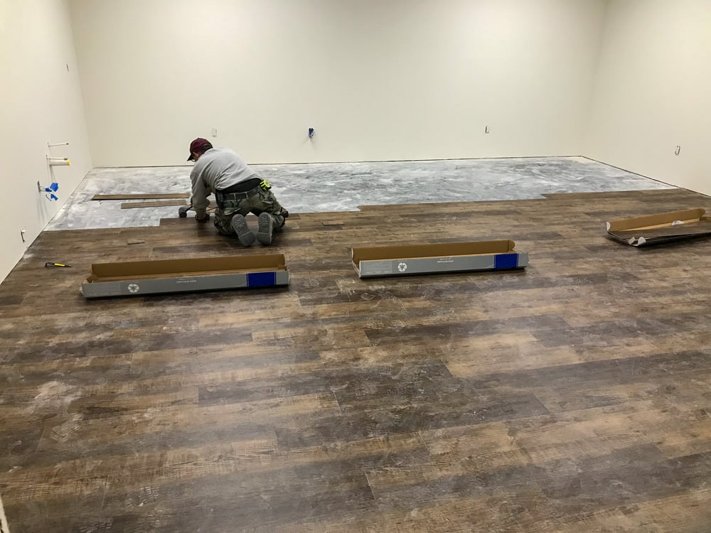 putting-down-laminate-flooring-2022-11-09-09-52-46-utc (1)